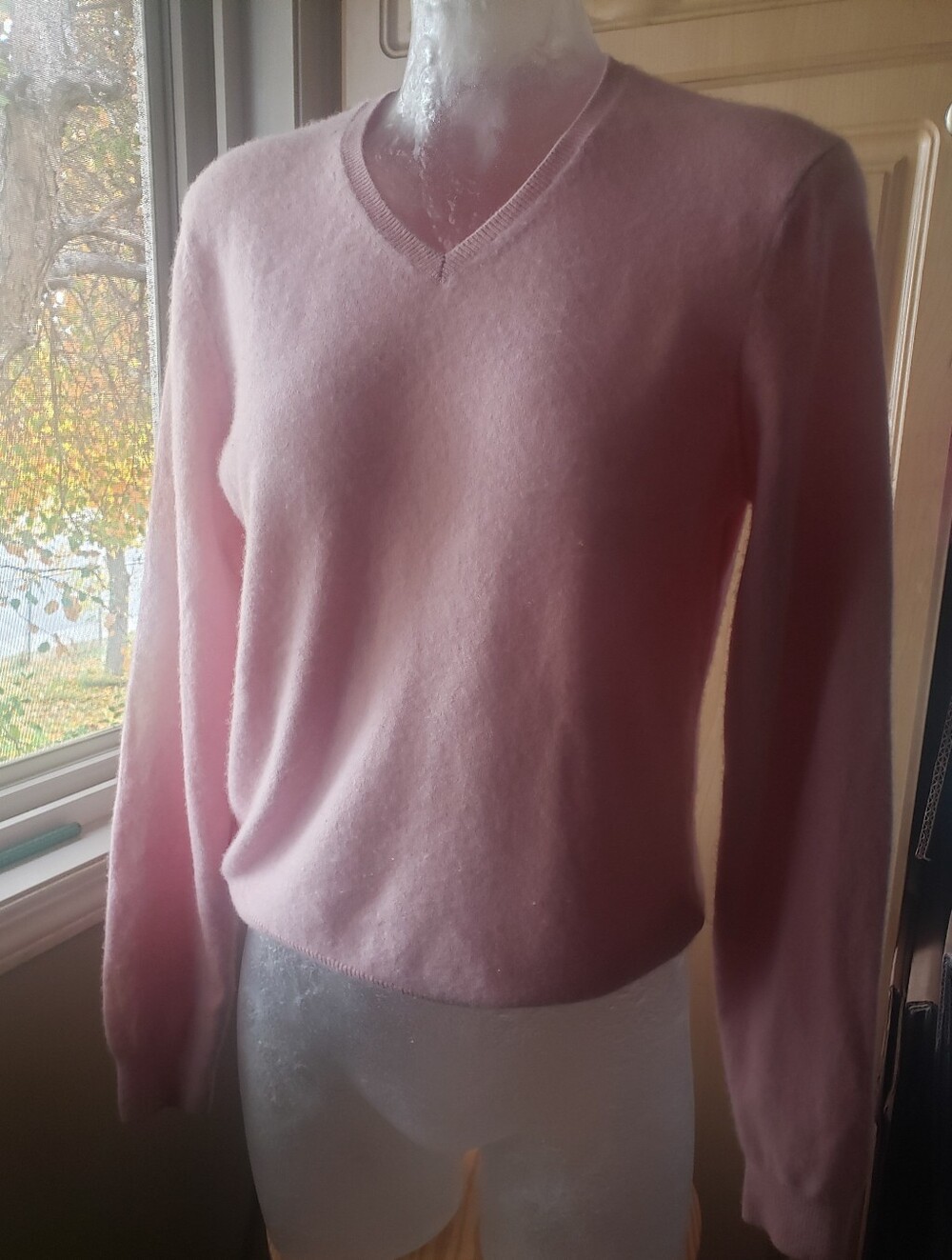 Uniqlo Women's V-Neck Sweater in Soft Pink